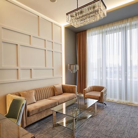 อคาบาเบียน โฮเต็ล Hotel เยเรวาน ภายนอก รูปภาพ A living room in a suite at the hotel