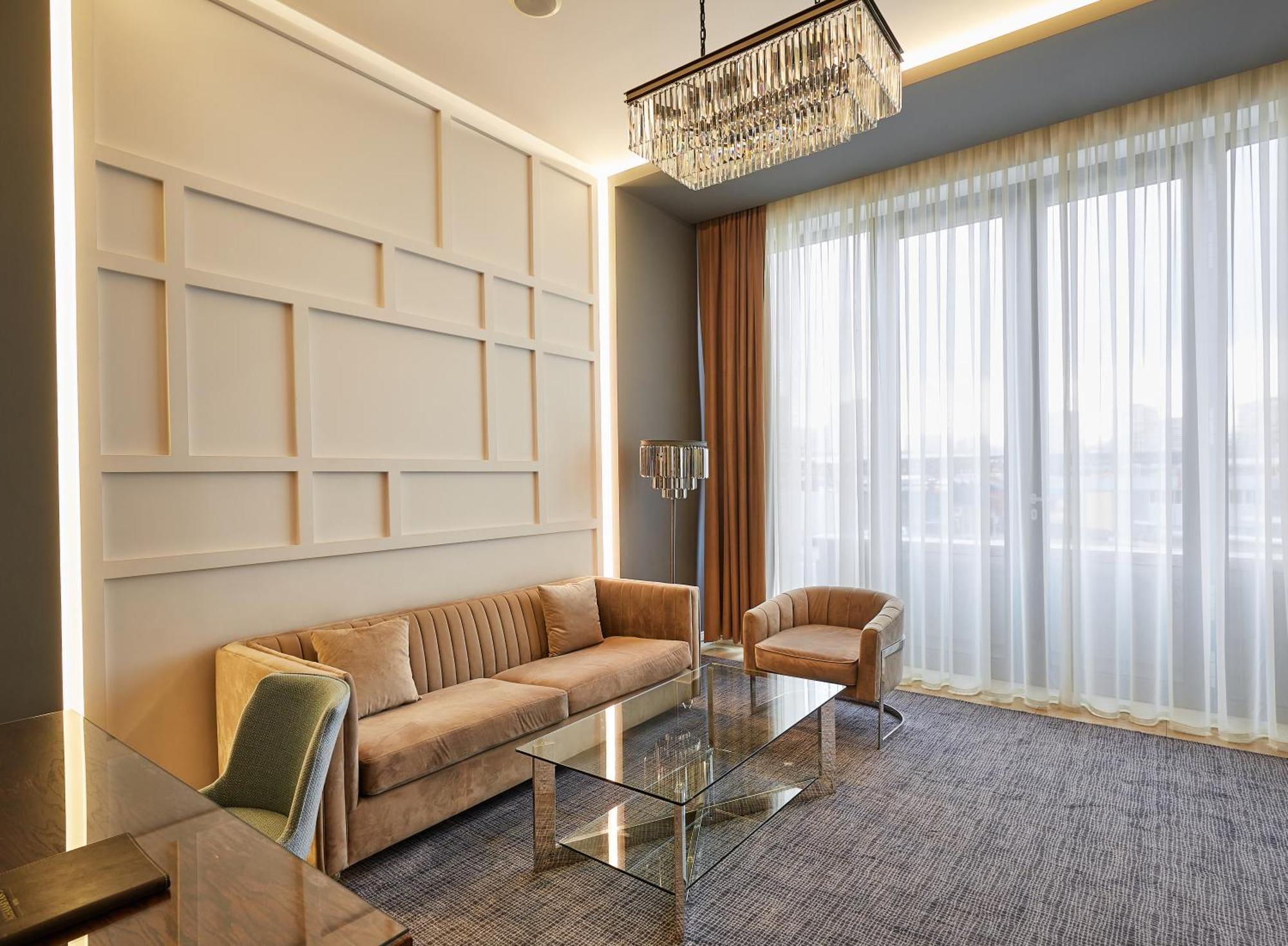 อคาบาเบียน โฮเต็ล Hotel เยเรวาน ภายนอก รูปภาพ A living room in a suite at the hotel