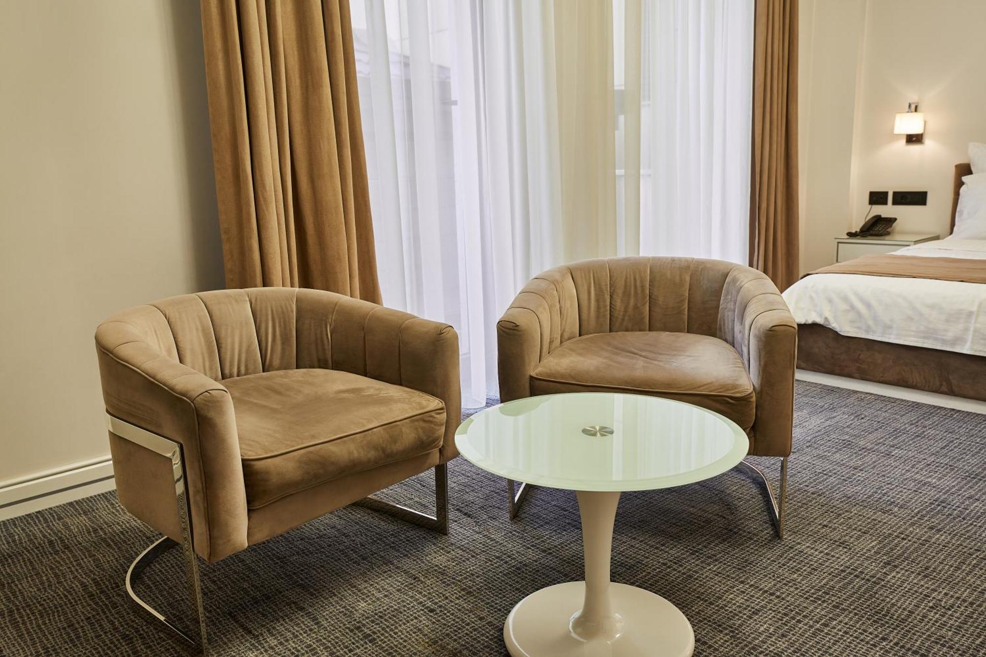 อคาบาเบียน โฮเต็ล Hotel เยเรวาน ห้อง รูปภาพ A pair of club chairs