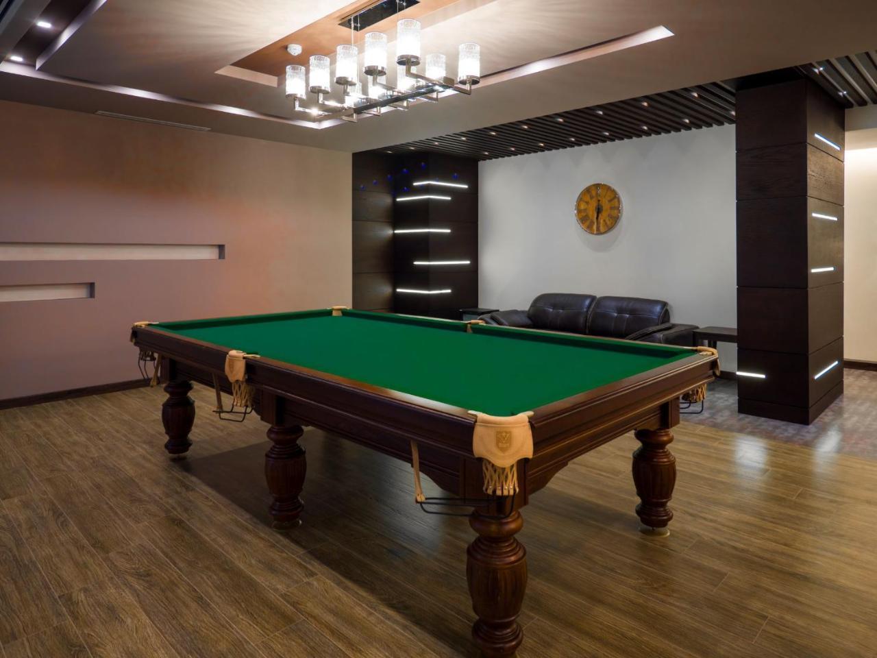 อคาบาเบียน โฮเต็ล Hotel เยเรวาน ภายนอก รูปภาพ A pool table