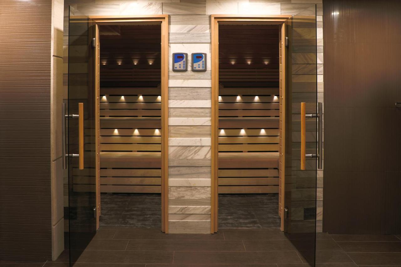 อคาบาเบียน โฮเต็ล Hotel เยเรวาน ภายนอก รูปภาพ A modern door