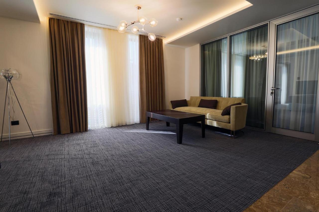 อคาบาเบียน โฮเต็ล Hotel เยเรวาน ภายนอก รูปภาพ A room with carpet