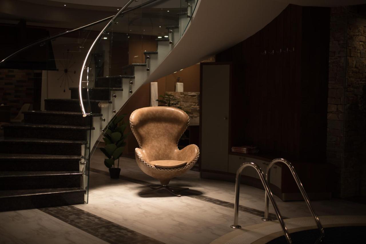 อคาบาเบียน โฮเต็ล Hotel เยเรวาน ภายนอก รูปภาพ The Egg Chair