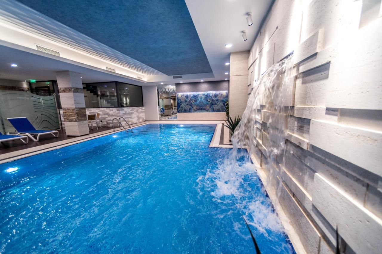 อคาบาเบียน โฮเต็ล Hotel เยเรวาน ภายนอก รูปภาพ The swimming pool at the hotel