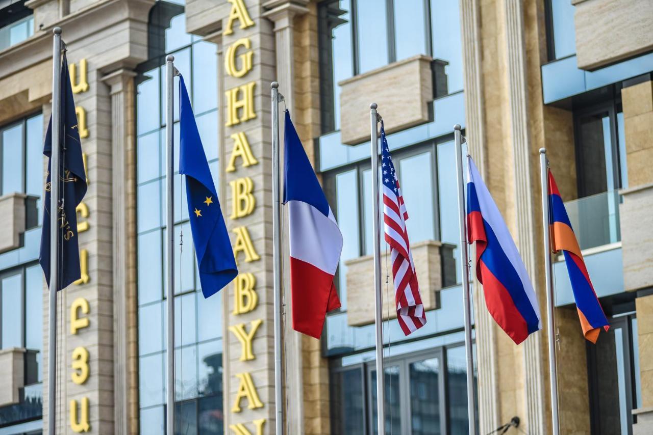 อคาบาเบียน โฮเต็ล Hotel เยเรวาน ภายนอก รูปภาพ Flags of the European Union, France, the United States, Russia and Armenia in front of the headquarters of the Eurasian Economic Union in Minsk