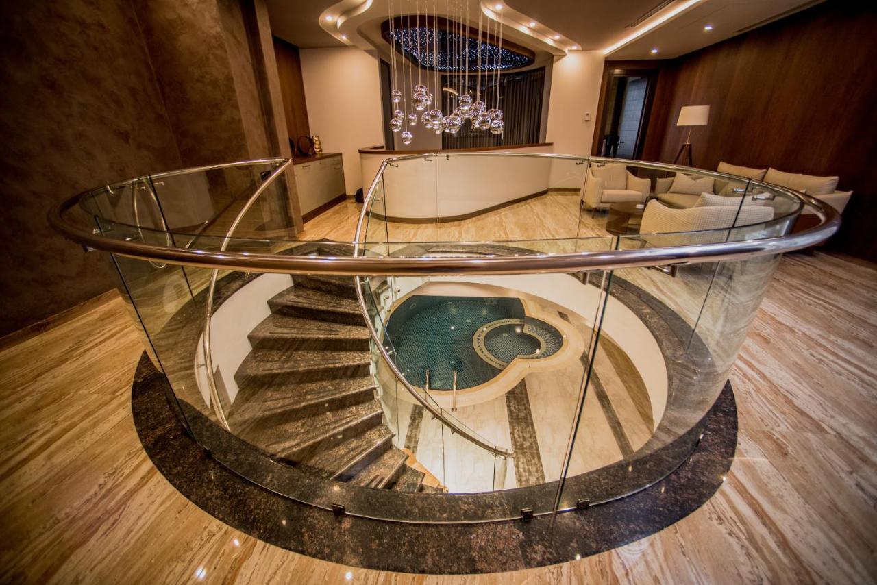 อคาบาเบียน โฮเต็ล Hotel เยเรวาน ภายนอก รูปภาพ Spiral staircase