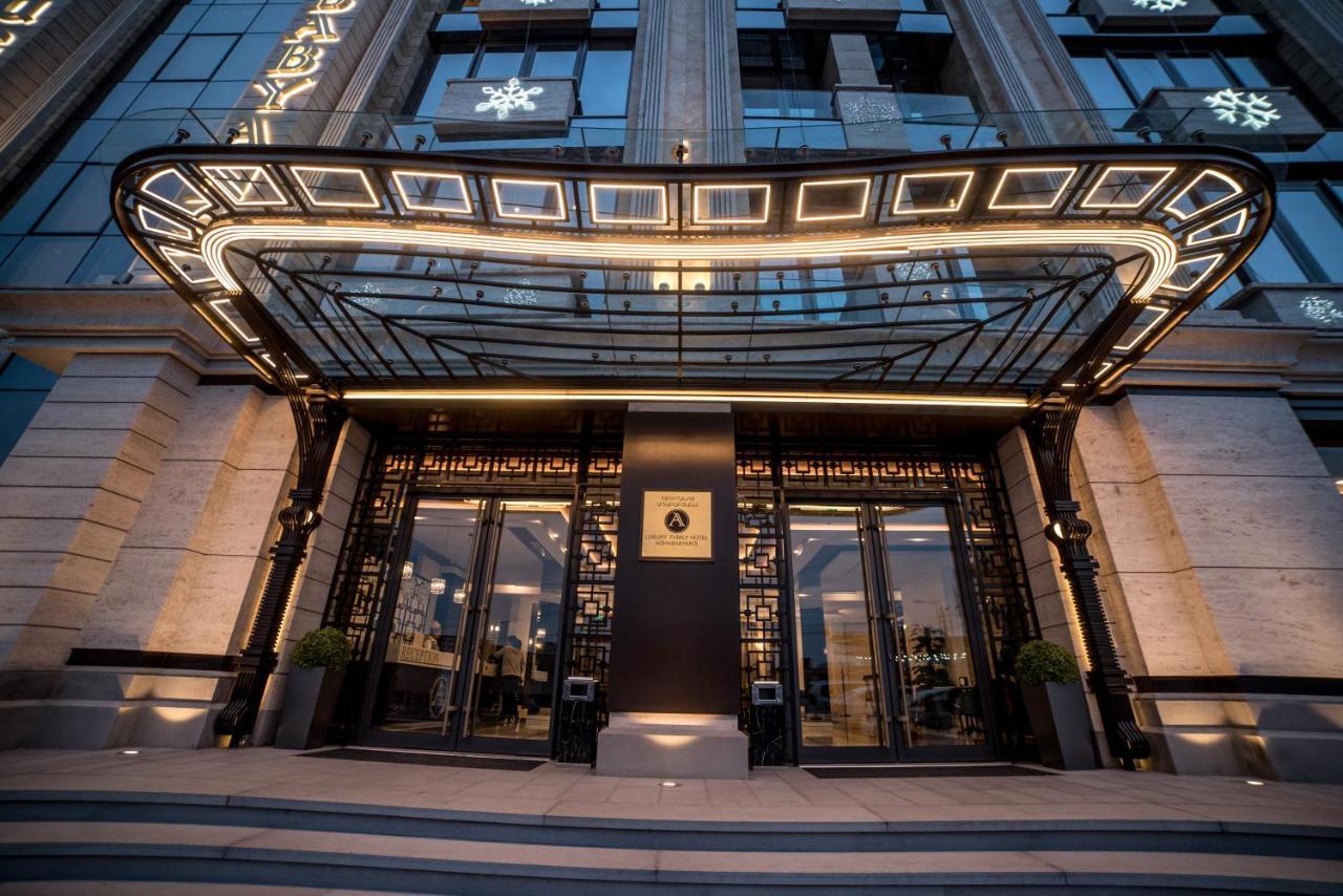 อคาบาเบียน โฮเต็ล Hotel เยเรวาน ภายนอก รูปภาพ Entrance of the hotel